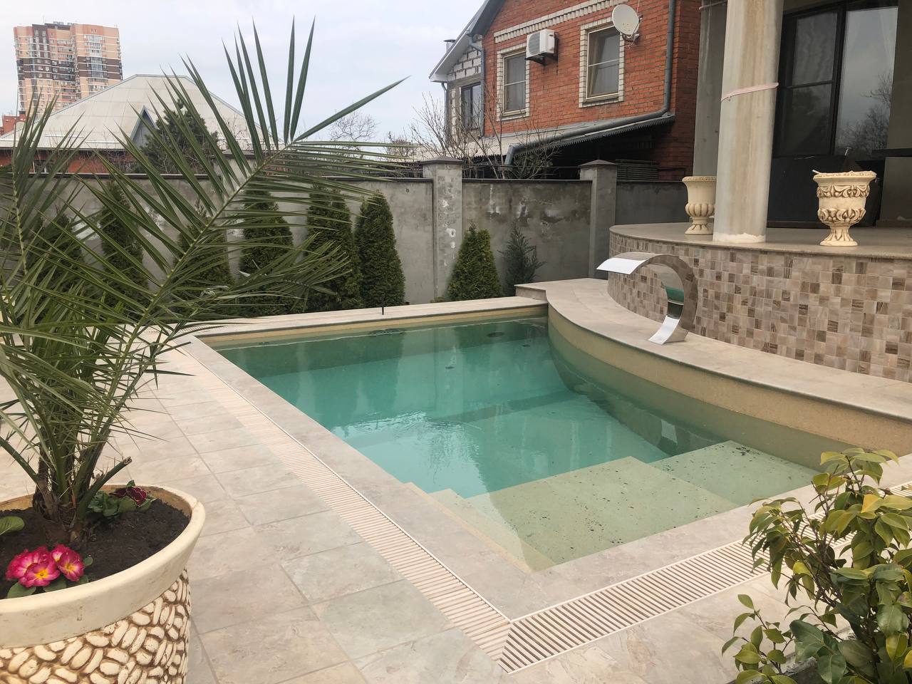 Переливной или скиммерный бассейн: что выбрать без маркетингового шума